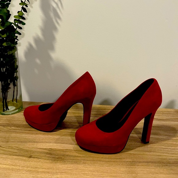 Red platform heeled pumps - Picture 1 of 3